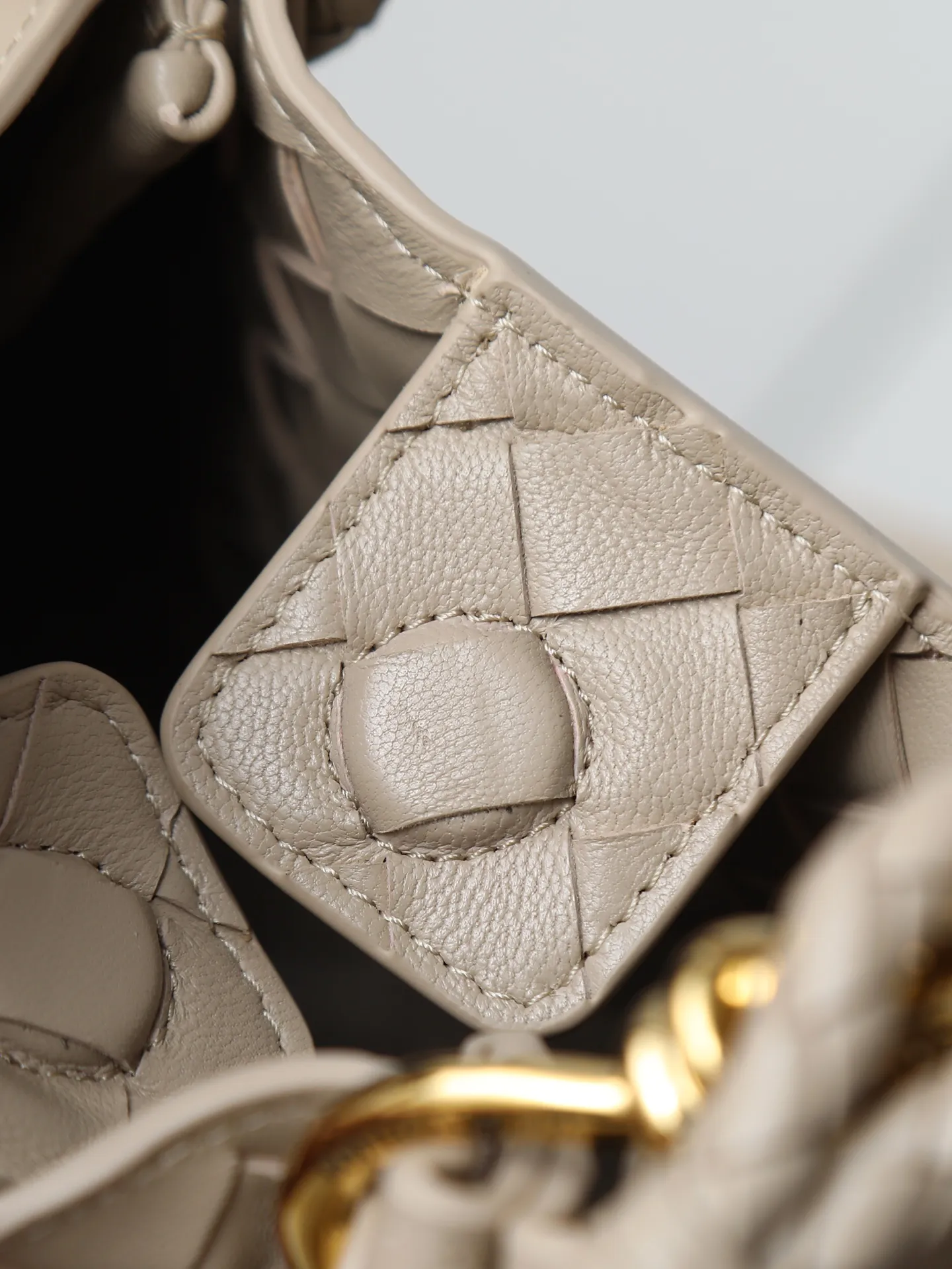 1250. Home B has a new product! Andiamo combines archive parachute handbags to inherit retro elements and integrate modern trends. The same style as Shu Qi's Night in Beijing. It is a continuation of the classic bag. It has three functions: hand carry, shoulder and cross-body. It is embellished with metal brass knot buckles. It is small and has an amazing capacity. It can easily hold all kinds of daily necessities with a box, sunglasses, small bottle, water powder, charger, and the upper body is versatile. Style number: 796569 Size: 21*17*16.5cm